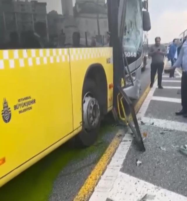 Beylikdüzü'nde iki metrobüs kafa kafaya çarpıştı! O anlar anbean kaydedildi Beylikdüzü'nde iki metrobüs kafa kafaya çarpıştı! O anlar anbean kaydedildi