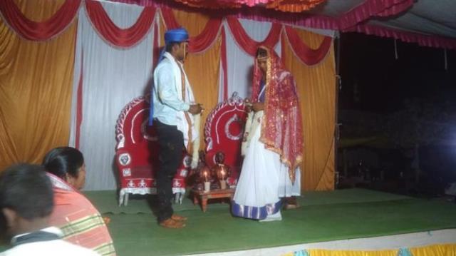 Damadın düğüne geç kalmasına sinirlenen gelin tarafı, kızlarını hemen orada başka bir akrabayla evlendirdi Damadın düğüne geç kalmasına sinirlenen gelin tarafı, kızlarını hemen orada başka bir akrabayla evlendirdi