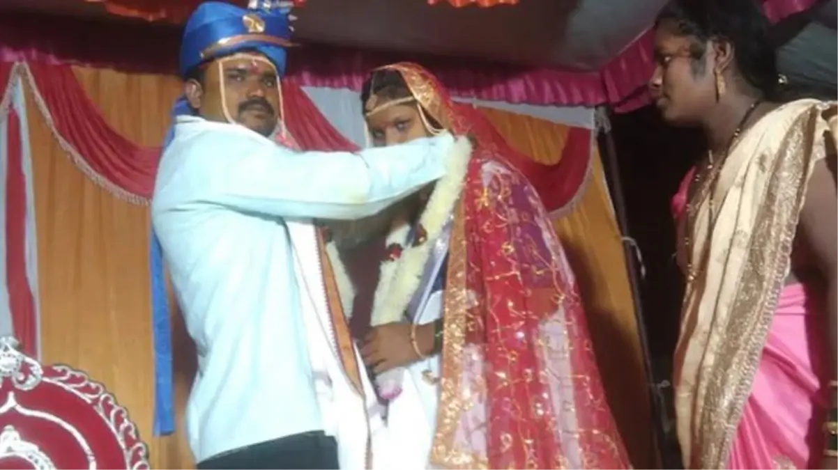 Damadın düğüne geç kalmasına sinirlenen gelin tarafı, kızlarını hemen orada başka bir akrabayla evlendirdi