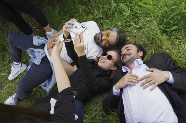 Damla Sönmez... DİZİYE VEDA ETTİ HATIRA FOTOĞRAFI ÇEKTİRDİ!