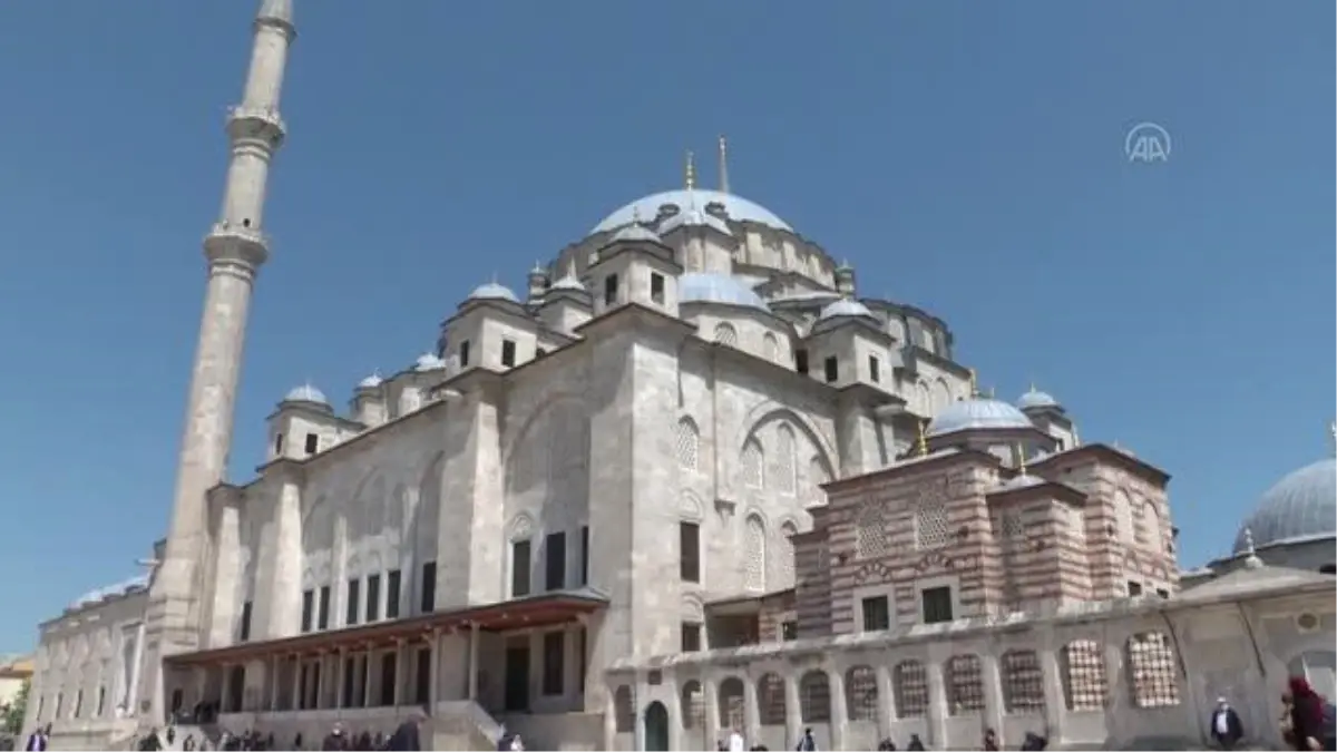 Fatih Camisi'nde ramazanın son cuma namazı kılındı