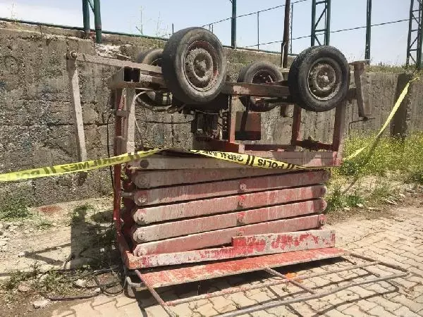 9 yaşındaki çocuk üzerinde oynadığını iskelenin altında kalarak hayatını kaybetti 9 yaşındaki çocuk üzerinde oynadığını iskelenin altında kalarak hayatını kaybetti