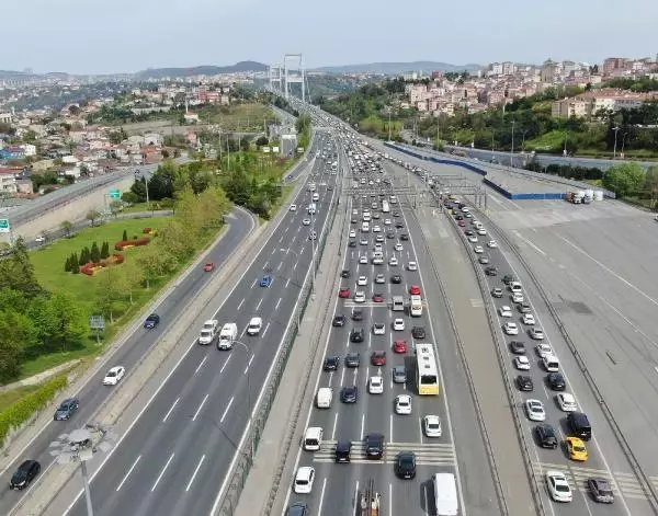 İSTANBUL TRAFİĞİNDE SON DURUM HAVADAN GÖRÜNTÜLENDİ (1) İSTANBUL TRAFİĞİNDE SON DURUM HAVADAN GÖRÜNTÜLENDİ (1)
