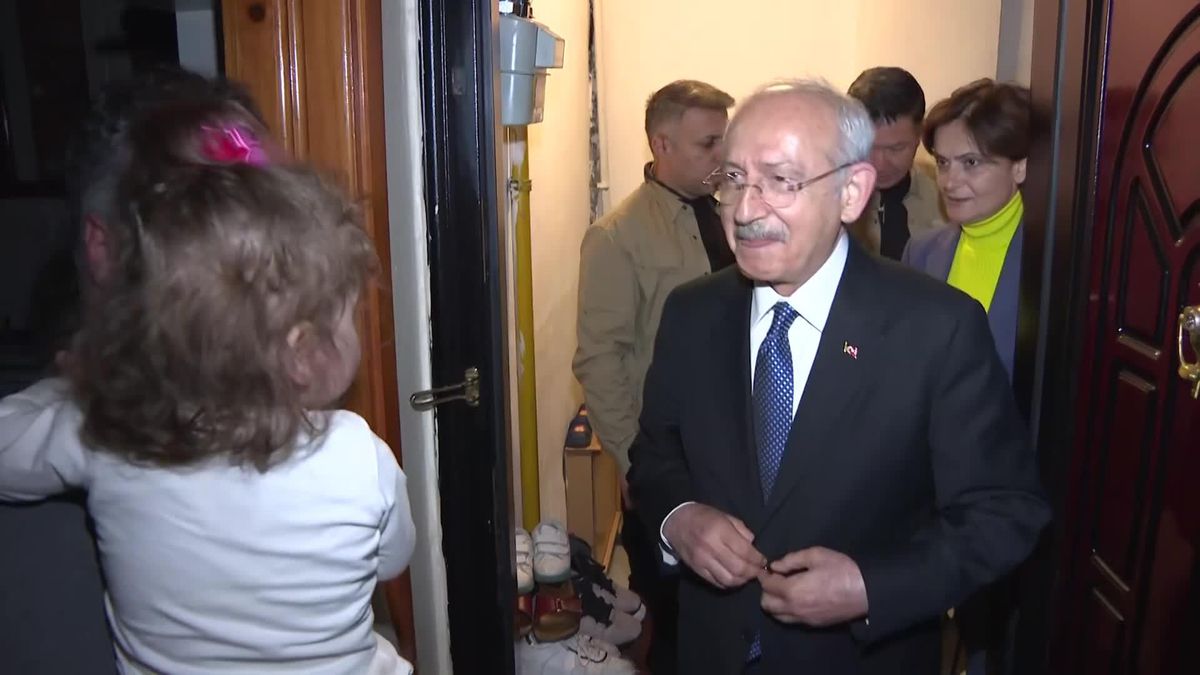 Kılıçdaroğlu Bu Kez İstanbul'da Elektriksiz Aileyi Ziyaret Etti: 'Avrupalılar Aradılar Bizde Elektrik Kesilince. Sizde de Elektrikler Ödemediğinde...
