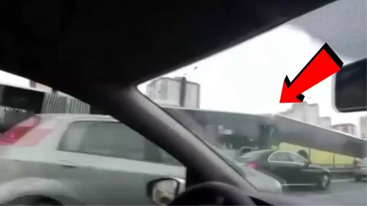 Metrobüs kazasının detayları ortaya çıktı! Sürücünün tamir etmeye çalıştığı arızalı araç kontrolden çıkmış