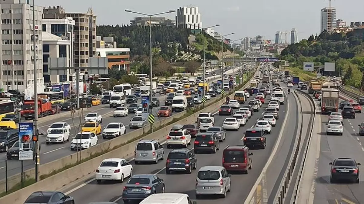 Tatilcilerin yola çıkmasıyla İstanbul trafiğinde bayram yoğunluğu başladı