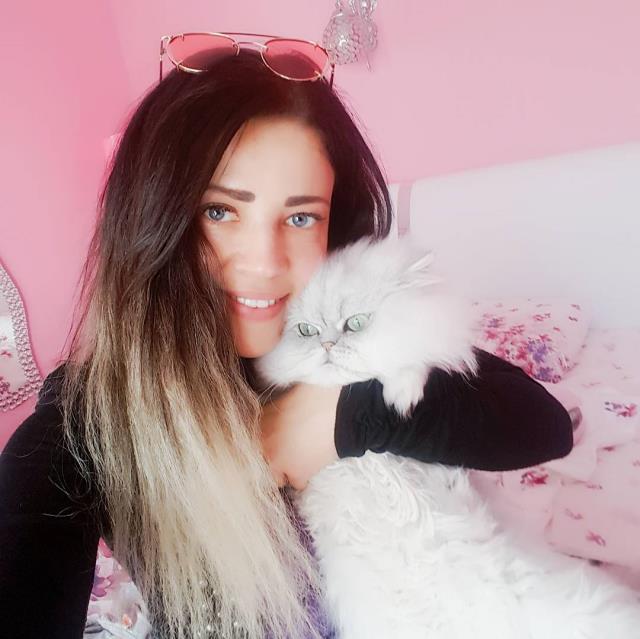 Tedavisi için 1,5 milyon TL harcadığı kedisinin ölüm haberiyle yıkılan Esra Sönmezer, canlı yayında gözyaşlarına boğuldu Tedavisi için 1,5 milyon TL harcadığı kedisinin ölüm haberiyle yıkılan Esra Sönmezer, canlı yayında gözyaşlarına boğuldu