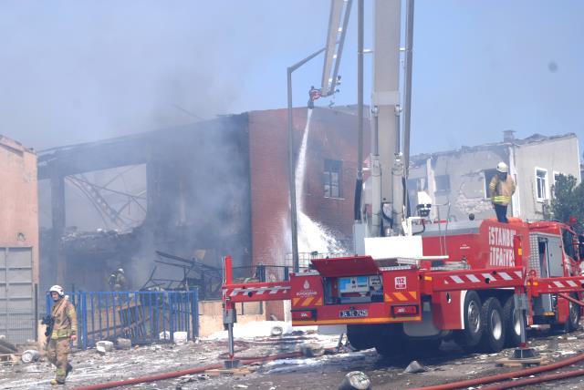 Tuzla'da boya fabrikasında patlama: 9 yaralı var, 3 işçi hayatını kaybetti Tuzla'da boya fabrikasında patlama: 9 yaralı var, 3 işçi hayatını kaybetti