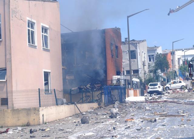 Tuzla'da boya fabrikasında patlama: 9 yaralı var, 3 işçi hayatını kaybetti Tuzla'da boya fabrikasında patlama: 9 yaralı var, 3 işçi hayatını kaybetti
