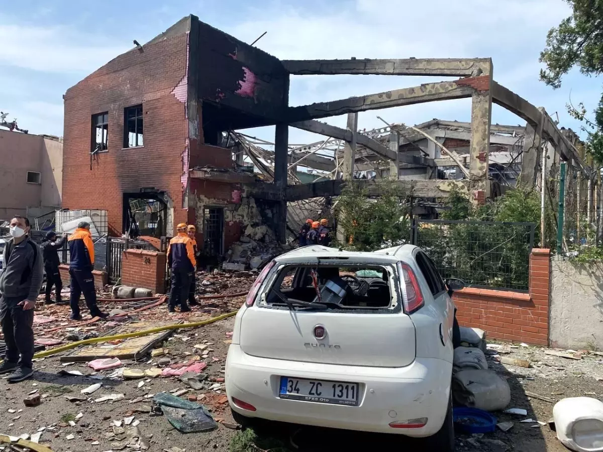 Tuzla'da Fabrika Yangını: 3 Kişi Hayatını Kaydetti 9 Kişi de Yaralandı