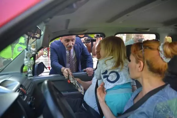 Uygulamayı görünce panikleyen sürücü ön koltuktaki çocuğu arka koltuğa atıp kaçmaya çalıştı Uygulamayı görünce panikleyen sürücü ön koltuktaki çocuğu arka koltuğa atıp kaçmaya çalıştı