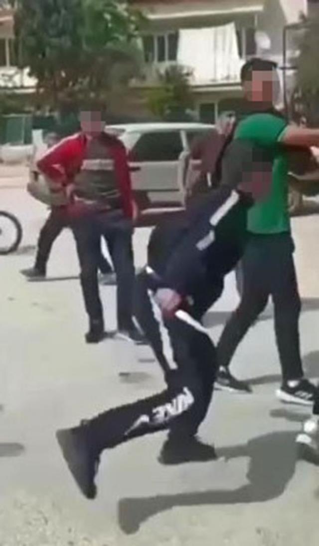 Okul önünde dehşet anları kamerada... Liseli genç arkadaşlarının gözü önünde bıçaklandı Okul önünde dehşet anları kamerada... Liseli genç arkadaşlarının gözü önünde bıçaklandı