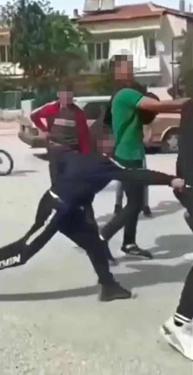 Okul önünde dehşet anları kamerada... Liseli genç arkadaşlarının gözü önünde bıçaklandı