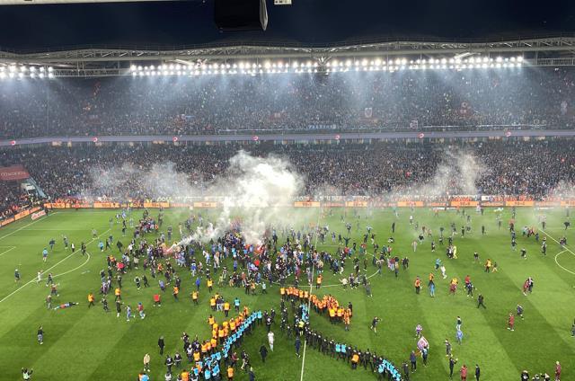 Son Dakika: Trabzonspor taraftarı son düdüğün çalındığını zannederek maçın son dakikasında sahaya indi