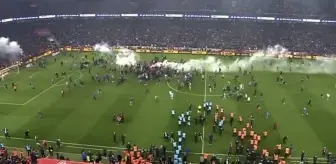 Son Dakika: Maçın bittiğini zanneden Trabzonspor taraftarı sahaya indi, hakem hemen oyunu durdurdu