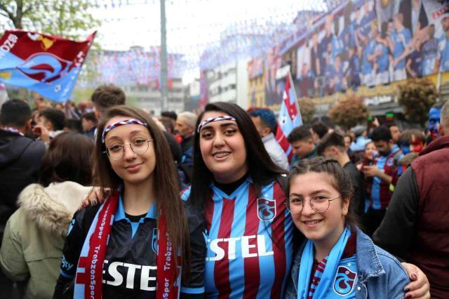Trabzon'daki şampiyonluk kutlamaları başladı! Hoparlörlerden 'Lütfen silaha sarılmayın' anonsu yapılıyor Trabzon'daki şampiyonluk kutlamaları başladı! Hoparlörlerden 'Lütfen silaha sarılmayın' anonsu yapılıyor