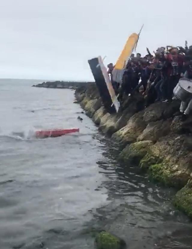 Trabzonspor taraftarından hayrete düşüren şampiyonluk kutlaması! Tabutları denize attılar Trabzonspor taraftarından hayrete düşüren şampiyonluk kutlaması! Tabutları denize attılar