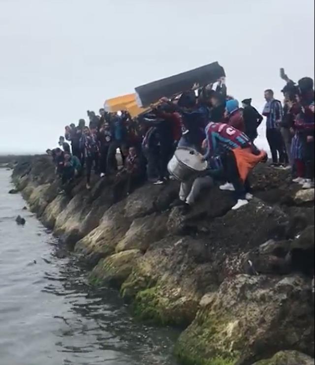 Trabzonspor taraftarından hayrete düşüren şampiyonluk kutlaması! Tabutları denize attılar Trabzonspor taraftarından hayrete düşüren şampiyonluk kutlaması! Tabutları denize attılar