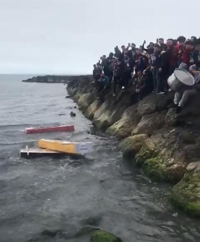 Trabzonspor taraftarından hayrete düşüren şampiyonluk kutlaması! Tabutları denize attılar Trabzonspor taraftarından hayrete düşüren şampiyonluk kutlaması! Tabutları denize attılar