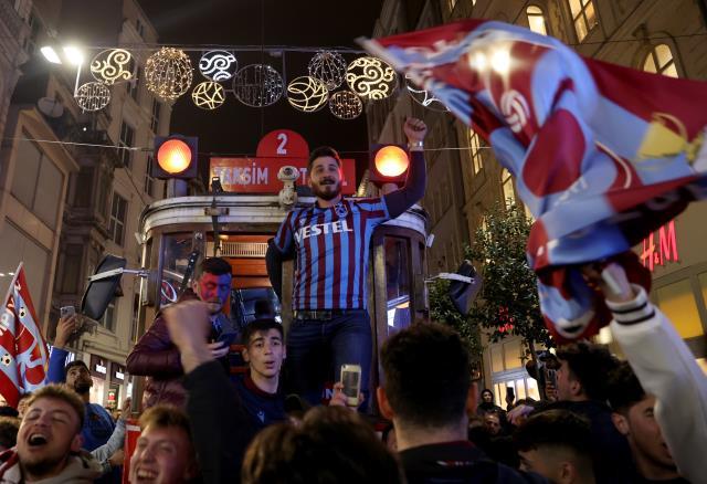 Trabzonspor'un şampiyonluğu Türkiye'nin dört bir yanında horonlar ve kolbastı ile kutlanıyor Trabzonspor'un şampiyonluğu Türkiye'nin dört bir yanında horonlar ve kolbastı ile kutlanıyor