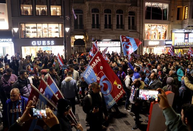 Trabzonspor'un şampiyonluğu Türkiye'nin dört bir yanında horonlar ve kolbastı ile kutlanıyor Trabzonspor'un şampiyonluğu Türkiye'nin dört bir yanında horonlar ve kolbastı ile kutlanıyor