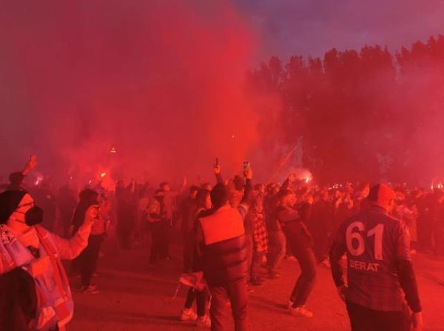 Trabzonspor'un şampiyonluğu Türkiye'nin dört bir yanında horonlar ve kol bastı ile kutlandı Trabzonspor'un şampiyonluğu Türkiye'nin dört bir yanında horonlar ve kol bastı ile kutlandı