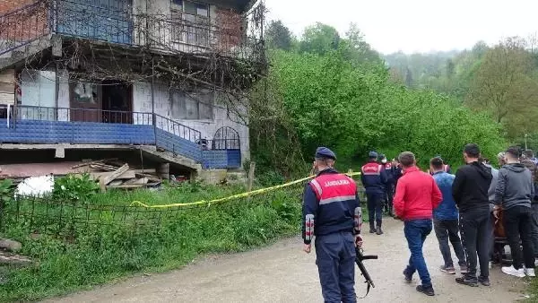 Bayramlaşmak için geldi, karısını öldürüp, oğlunu yaraladı