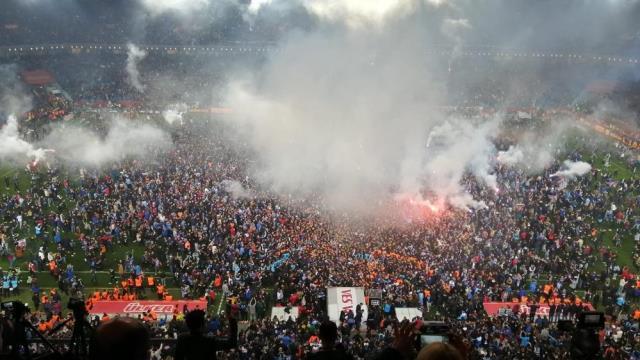 Bordo-mavili bayrak İstanbul Boğazı'nda Bordo-mavili bayrak İstanbul Boğazı'nda