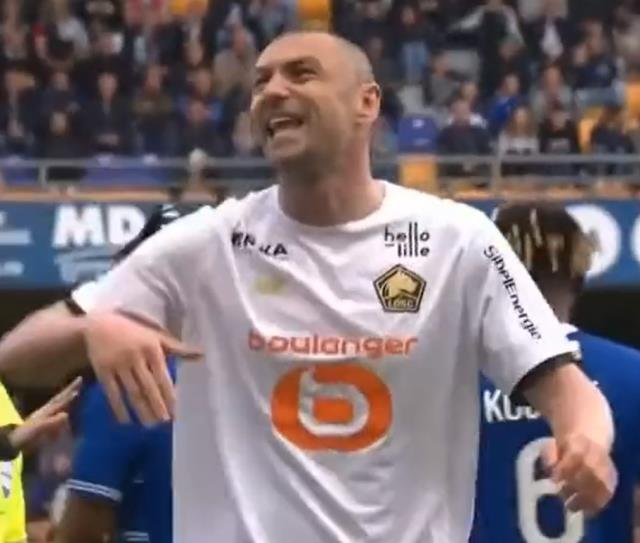 Burak Yılmaz kendini kaybetti! Sahada küfretmediği kimse kalmadı Burak Yılmaz kendini kaybetti! Sahada küfretmediği kimse kalmadı