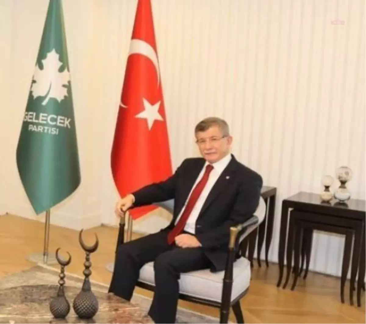 Davutoğlu'dan 1 Mayıs Mesajı: 'Haklarını Emekleriyle Arayan Kadın-Erkek Tüm İşçilerimizin Bayramını Kutluyorum'