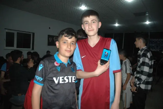 Diyarbakır'da tamamı Trabzonsporlu köy olan sakinleri, şampiyonluğu duyasıya kutladı