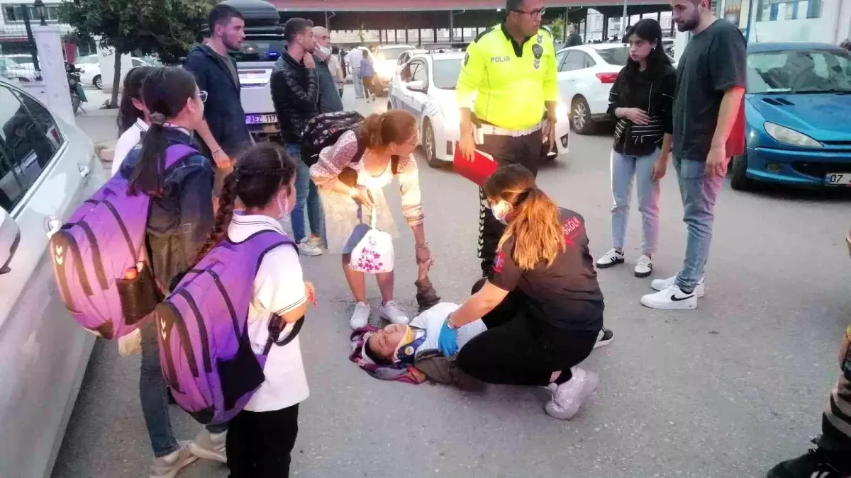 Evine giden kadına otomobil çarptı, kızları endişeyle başında bekledi