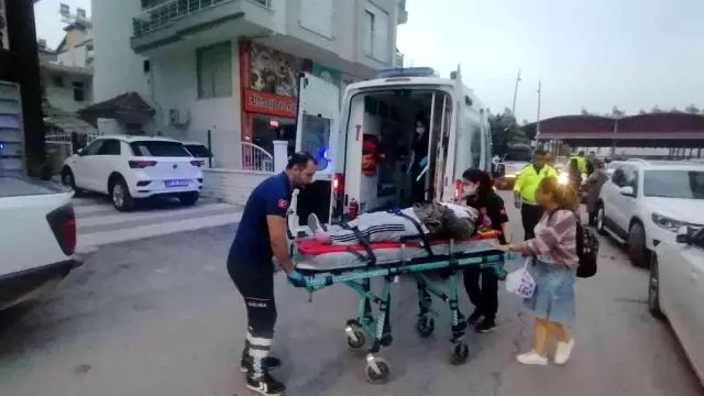 Evine giden kadına otomobil çarptı, çocukları endişeyle başında bekledi Evine giden kadına otomobil çarptı, çocukları endişeyle başında bekledi