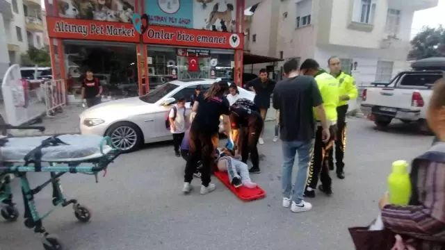 Evine giden kadına otomobil çarptı, çocukları endişeyle başında bekledi Evine giden kadına otomobil çarptı, çocukları endişeyle başında bekledi