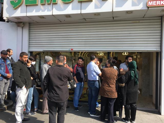 Fiyatı duyan koştu! Şirinevler'de bayram öncesi metrelerce 'ucuz' baklava kuyruğu Fiyatı duyan koştu! Şirinevler'de bayram öncesi metrelerce 'ucuz' baklava kuyruğu