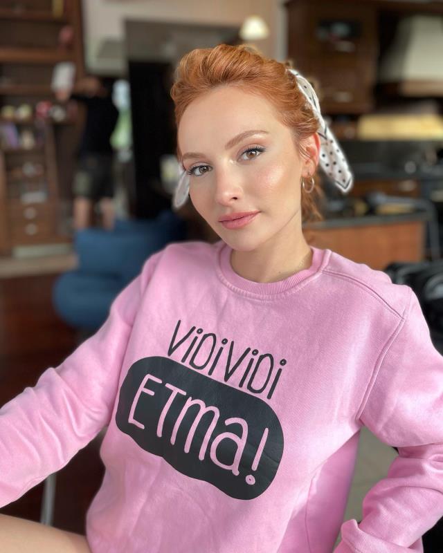 Güzel oyuncu Başak Gümülcinelioğlu, derin sırt dekolteli pozuyla hayranlarından tam not aldı Güzel oyuncu Başak Gümülcinelioğlu, derin sırt dekolteli pozuyla hayranlarından tam not aldı