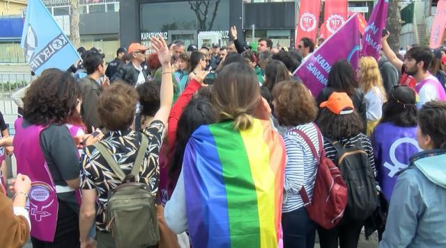 Maltepe'de 1 Mayıs miting alanına girmeye çalışan LGBT'liler ile polis arasında gerginlik Maltepe'de 1 Mayıs miting alanına girmeye çalışan LGBT'liler ile polis arasında gerginlik