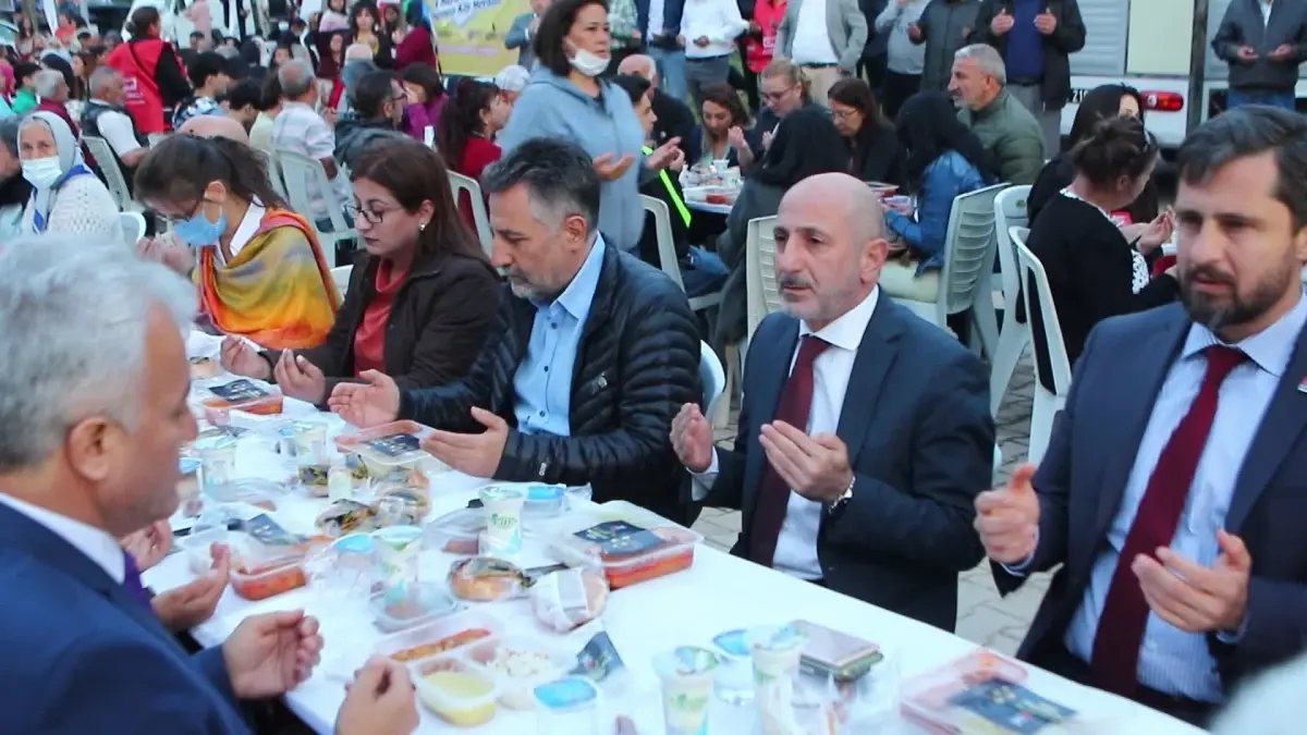 Öztunç, Depremzede İftarında Erdoğan'a Seslendi: Katil Dediklerinin Yanında El Pençe Divan Duruyorsun, Depremzedeye Verdiğin Sözü Tutmuyorsun
