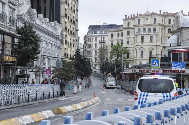 Taksim'e yürümek isteyen gruplara gözaltı Taksim'e yürümek isteyen gruplara gözaltı