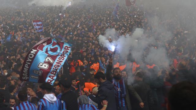 Trabzonspor'da şampiyonluğun öyküsü! 38 yıl sonra gelen zaferde 2 kırılma anı var Trabzonspor'da şampiyonluğun öyküsü! 38 yıl sonra gelen zaferde 2 kırılma anı var