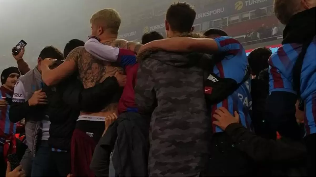 Trabzonspor'un şampiyonluk kutlamasında şaşırtan anlar! Taraftar, Berat Özdemir'in şortunu indirdi