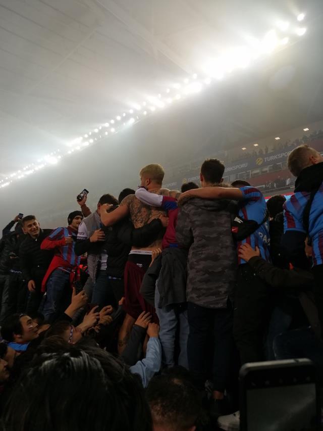 Trabzonspor'un şampiyonluk kutlamasında şaşırtan anlar! Taraftar, Berat Özdemir'in şortunu indirdi