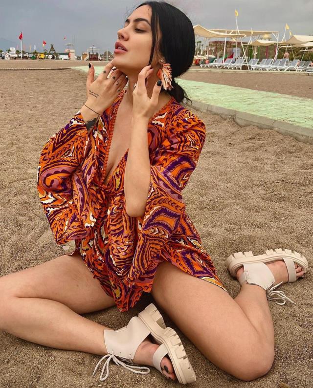 Ünlü fenomen Ece Ronay, çatlaklarıyla ilgili gelen yoruma sinirlenip takipçisine ateş püskürdü Ünlü fenomen Ece Ronay, çatlaklarıyla ilgili gelen yoruma sinirlenip takipçisine ateş püskürdü