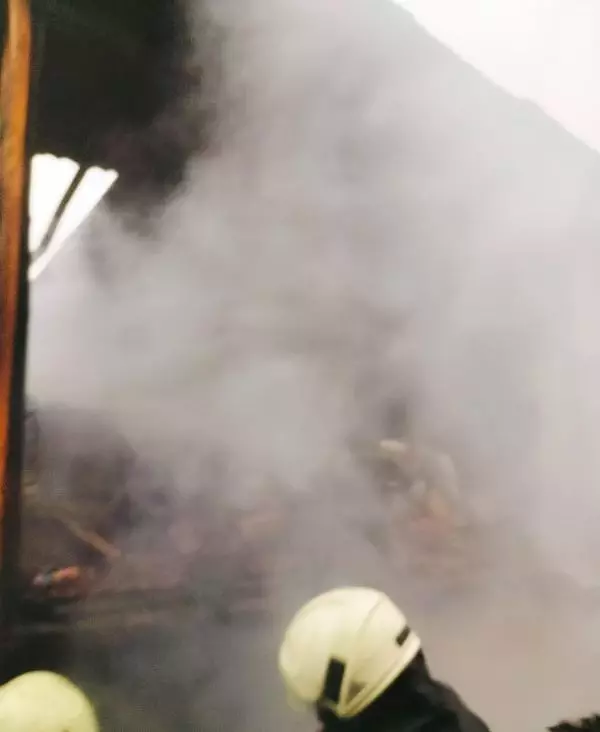 Alevlerin esir aldığı ev çöktü, anne ve oğul içeride kayboldu