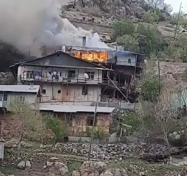 Alevlerin esir aldığı ev çöktü, anne ve oğul içeride kayboldu