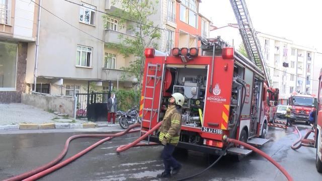 Alev alev yanan çatıya, balkondan bahçe hortumuyla müdahale etmeye çalıştı Alev alev yanan çatıya, balkondan bahçe hortumuyla müdahale etmeye çalıştı