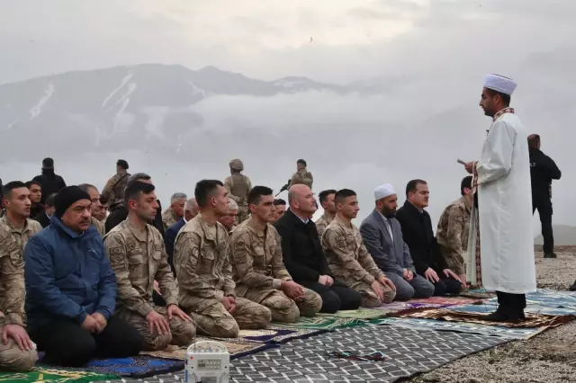 Bakan Soylu, bayram namazını sınırın sıfır noktasında askerlerle kıldı