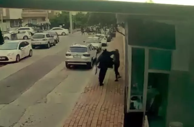 Bayram günü sokak ortasında kadına şiddet uygulayan şahsı çevredekiler tekme tokat dövdü