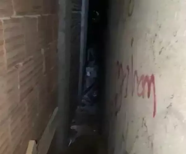 Esenyurt'ta apartman boşluğuna sıkışan hırsızı itfaiye kurtardı Esenyurt'ta apartman boşluğuna sıkışan hırsızı itfaiye kurtardı