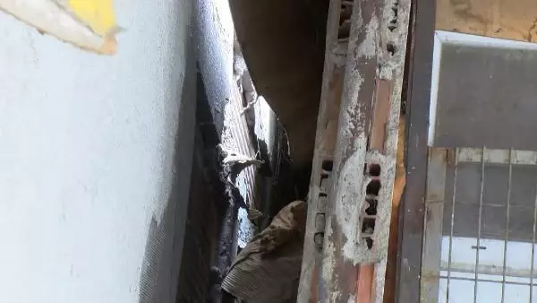 Esenyurt'ta apartman boşluğuna sıkışan hırsızı itfaiye kurtardı Esenyurt'ta apartman boşluğuna sıkışan hırsızı itfaiye kurtardı